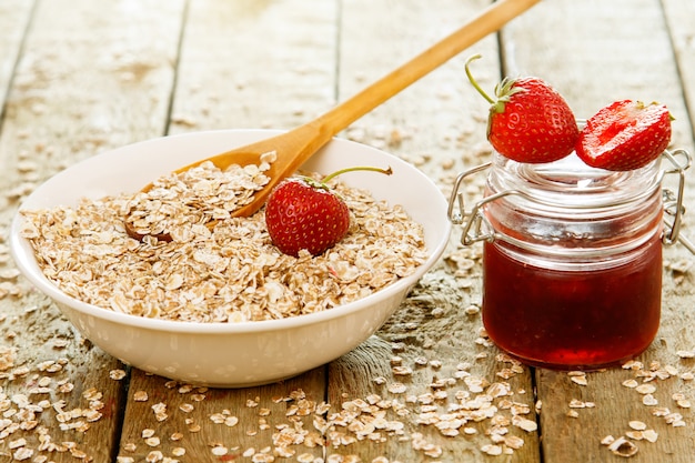 Oatmeal flakes with strawberry jam