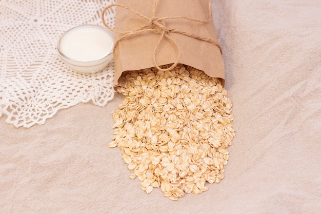 Foto farina d'avena da un sacchetto di carta ecologico