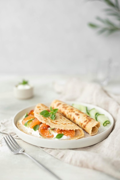 Foto frittelle di farina d'avena con cetriolo salmone salato e ricotta