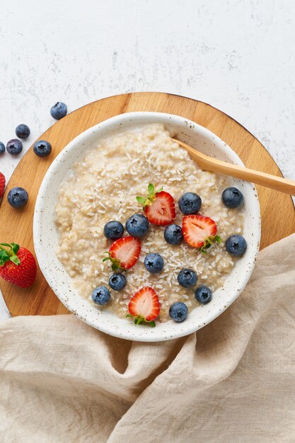 Porridge di farina d'avena rustico con frutti di bosco