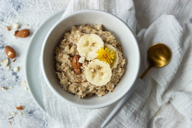 Oatmeal porridge with banana and almond