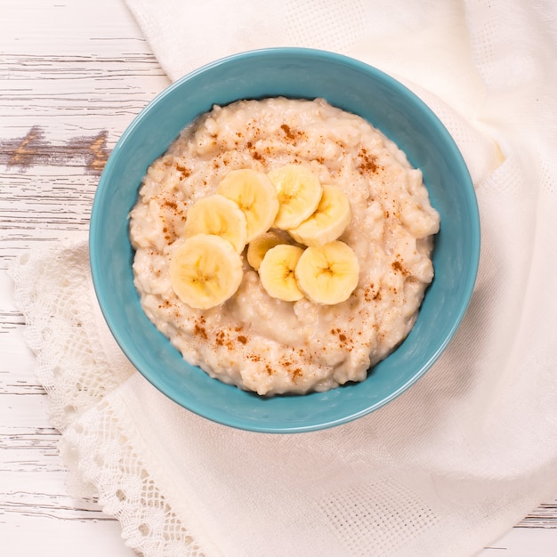 Porridge di farina d'avena con fette di banana e cannella