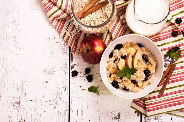 Porridge di farina d'avena con frutti di bosco e frutta