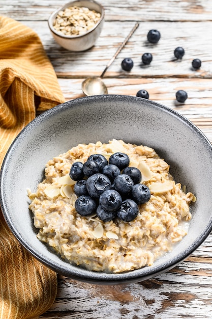 Oatmeal porridge with blueberries