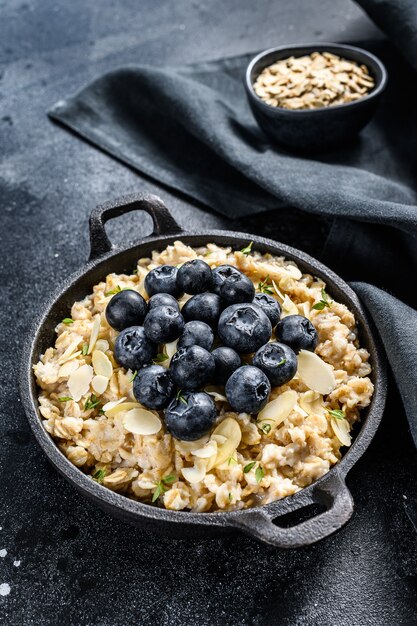 Oatmeal porridge with blueberries