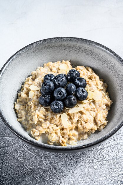 Oatmeal porridge with blueberries