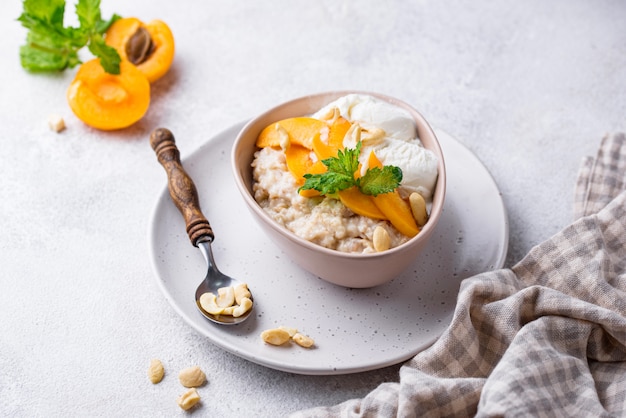 Oatmeal with apricots and nuts