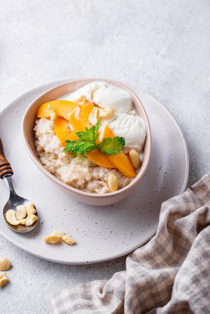 Oatmeal with apricots and nuts