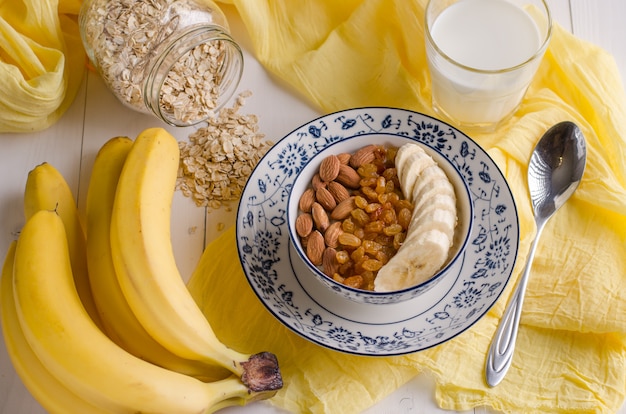 Oatmeal with banana, raisins, almonds and milk