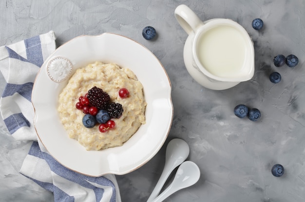 Photo oatmeal with berries for breakfast