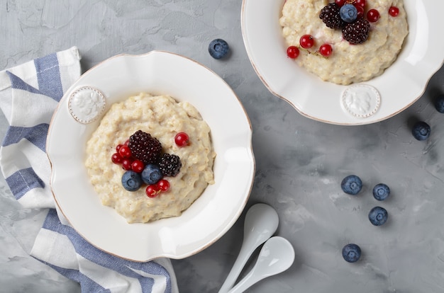 Farina d'avena con frutti di bosco per colazione