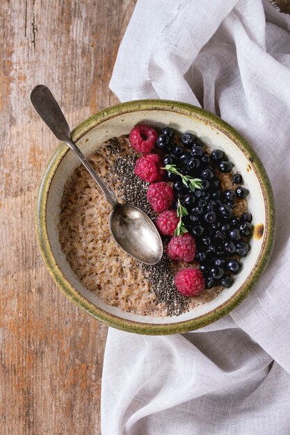 Foto farina d'avena con frutti di bosco e semi di chia