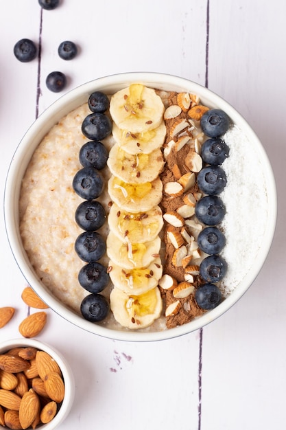 Photo oatmeal with fruits and nuts. porridge