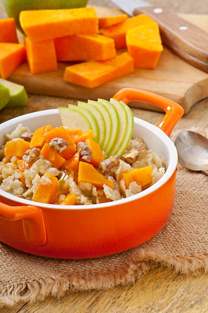 Oatmeal with pumpkin, apples, nuts and honey