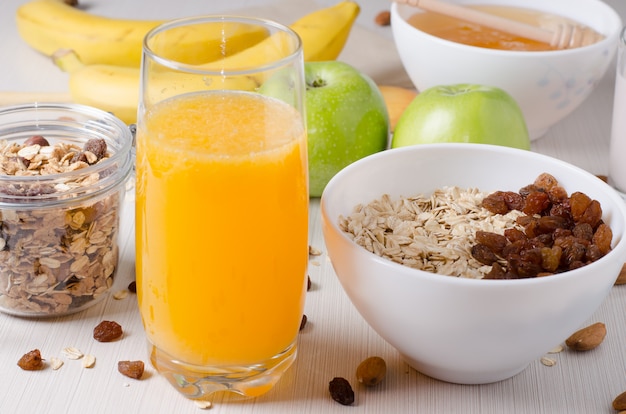 Foto farina d'avena con uvetta miele, succo d'arancia, mele verdi, noci