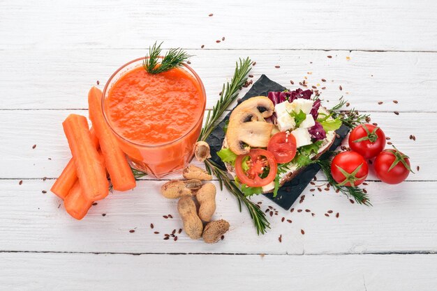 Farina d'avena con yogurt e frutta e frutti di bosco kiwi mirtillo lampone su sfondo di legno vista dall'alto spazio libero per il testo