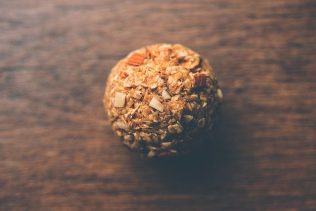 Laddu di avena o ladoo noto anche come palline di energia proteica. servito in un piatto o in una ciotola. messa a fuoco selettiva