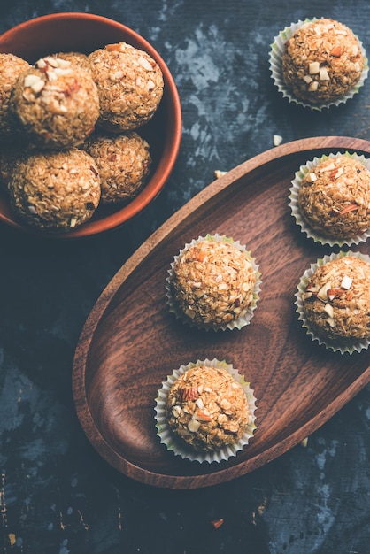 귀리 laddu 또는 Ladoo는 단백질 에너지 볼이라고도 합니다. 접시 또는 그릇에 제공됩니다. 선택적 초점