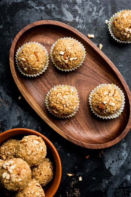 귀리 laddu 또는 Ladoo는 단백질 에너지 볼이라고도 합니다. 접시 또는 그릇에 제공됩니다. 선택적 초점