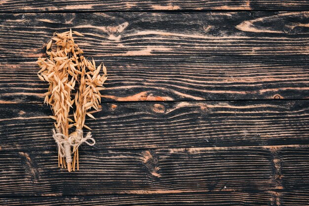 Avena su uno sfondo di legno vista dall'alto copia spazio