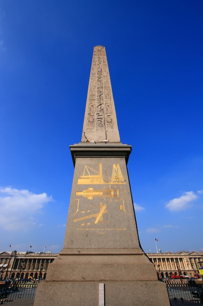 Monumento dell'obelisco con cielo blu a place de la concorde a parigi francia