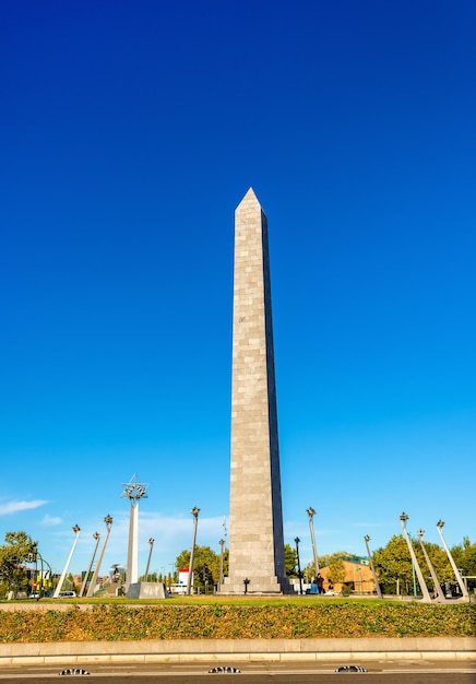 Foto obelisk op het plein van europa in zaragoza, spanje