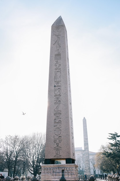 Photo obelisk of theodosius dikilitas with hieroglyphs in sultanahmet square istanbul turkey