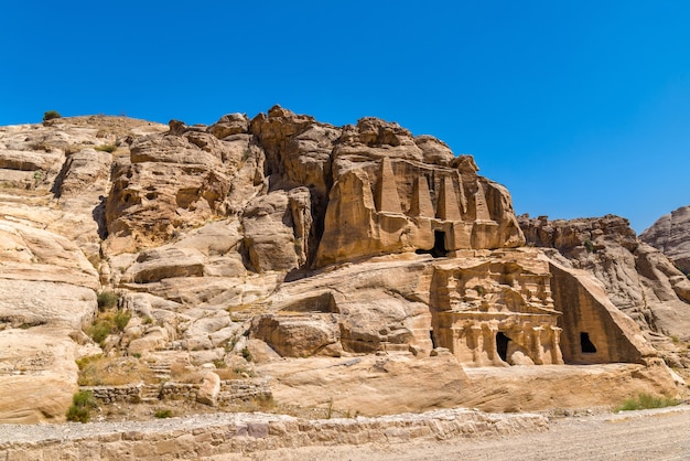 Foto obelisk-tombe en het triclinium in petra - jordanië