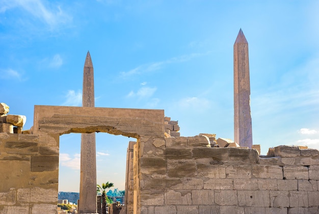 Obelisken in de oude Karnak-tempel bij zonsopgang