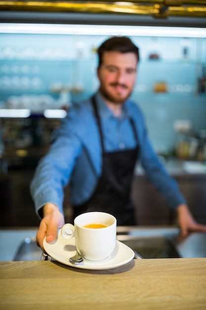 Ober aanbieden kopje koffie