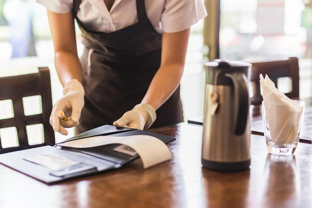 Ober geeft een rekening aan de klant in het restaurant