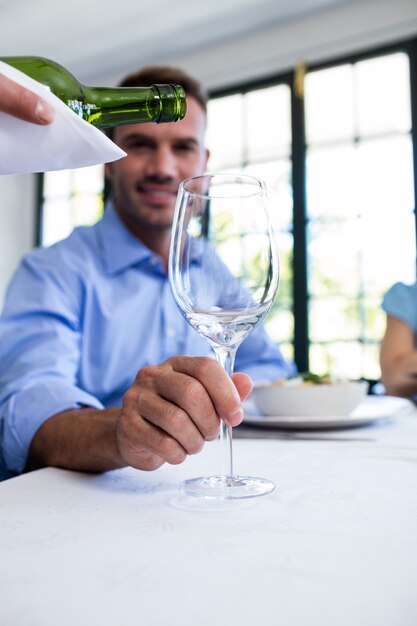 Ober gieten wijn in een glas klant