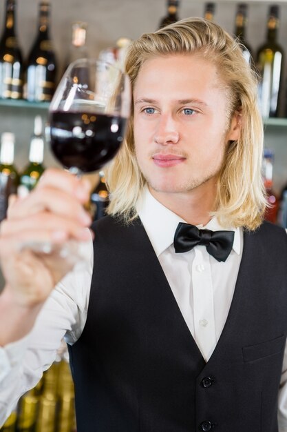 Foto ober kijken naar een glas wijn