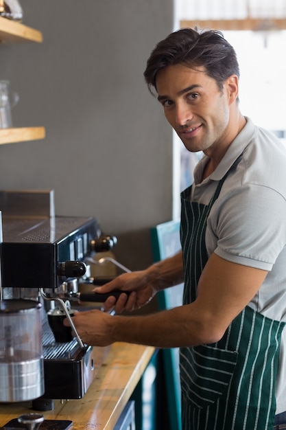 Ober kopje koffie maken in café