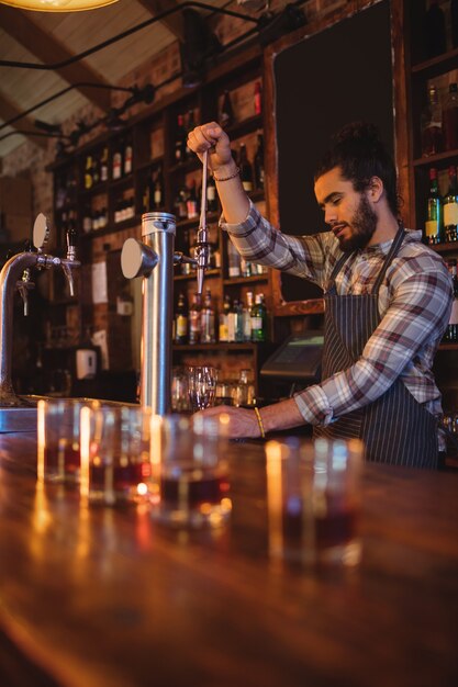 Ober met biertap aan de balie