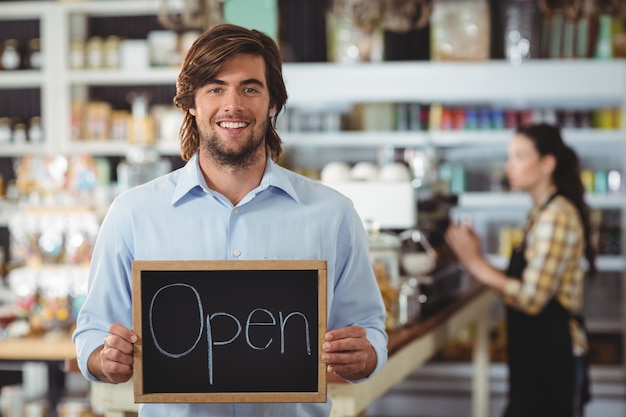 Ober met schoolbord met open teken