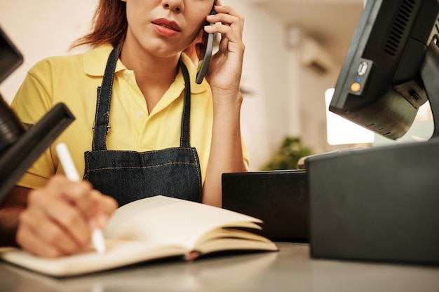 Foto ober praten aan de telefoon met klant