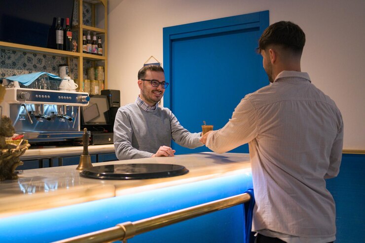 Ober serveert koffie aan een klant in een restaurant