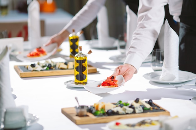 Ober serveertafel in het restaurant bereidt zich voor om gasten te ontvangen.