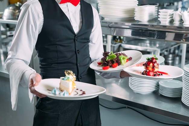 Ober serveren in beweging op plicht in restaurant. de ober draagt gerechten