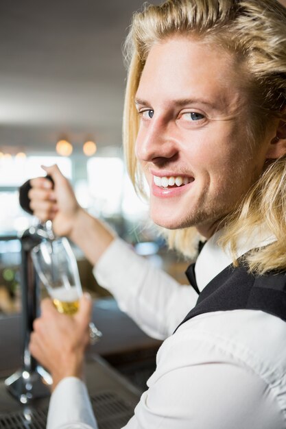 Ober vullen bier van bar pomp