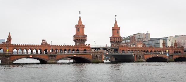 Обербаумский мост через реку Шпрее в Берлине, Германия