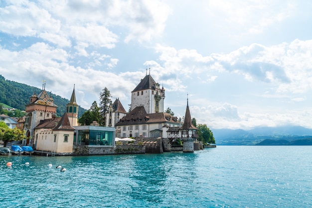 Oberhofen Castle met Thun Lake in Zwitserland