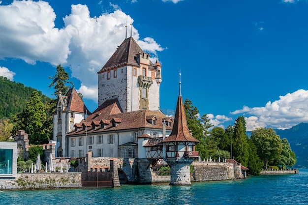 Il castello di oberhofen sul thunersee