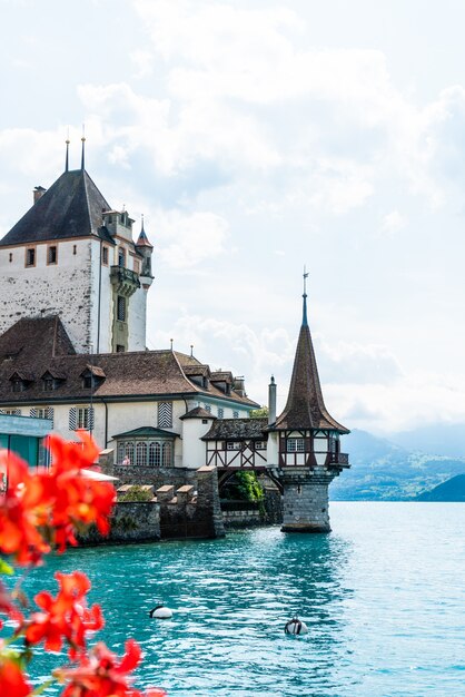 スイスのトゥーン湖があるオーバーホーフェン城
