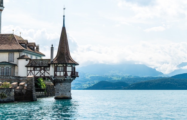 Oberhofenkasteel met Thun-Meerachtergrond in Zwitserland