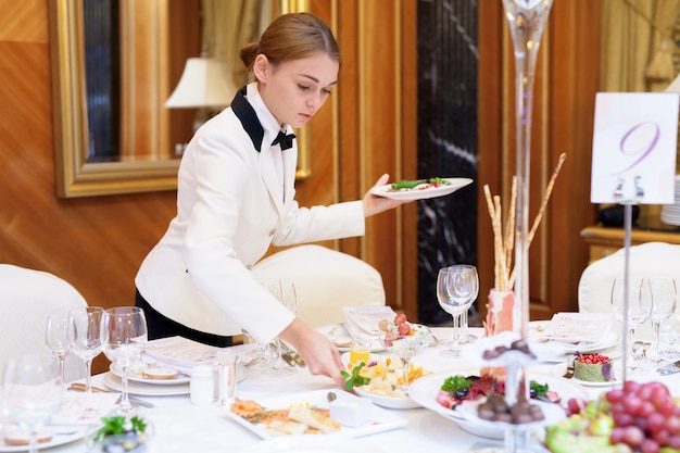 Obers dekken de tafels in het restaurant voor het banket