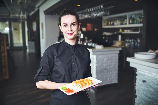 Obers die borden met vleesschotel dragen op een bruiloft.