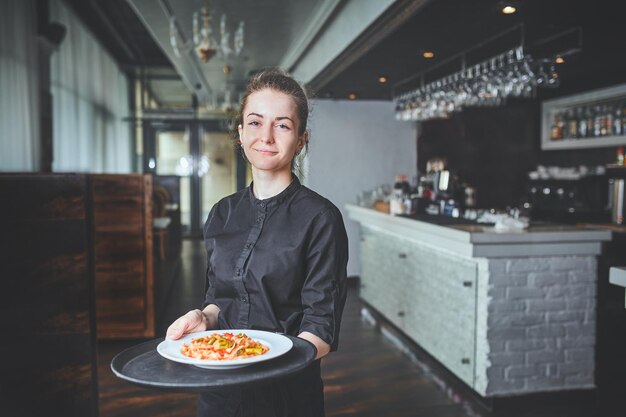 Obers die borden met vleesschotel dragen op een bruiloft.