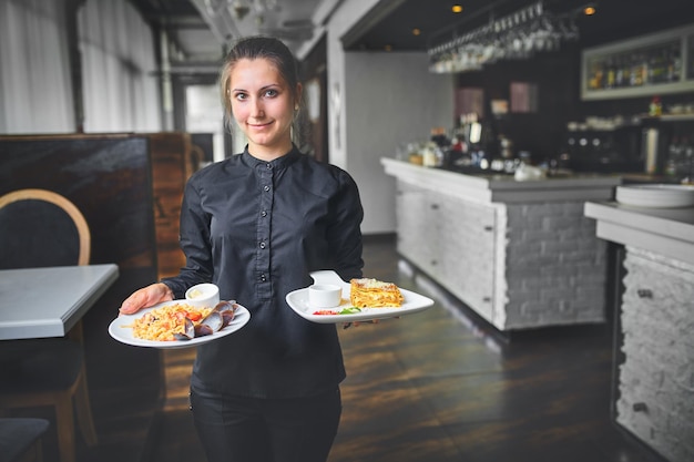 Obers die borden met vleesschotel dragen op een bruiloft.